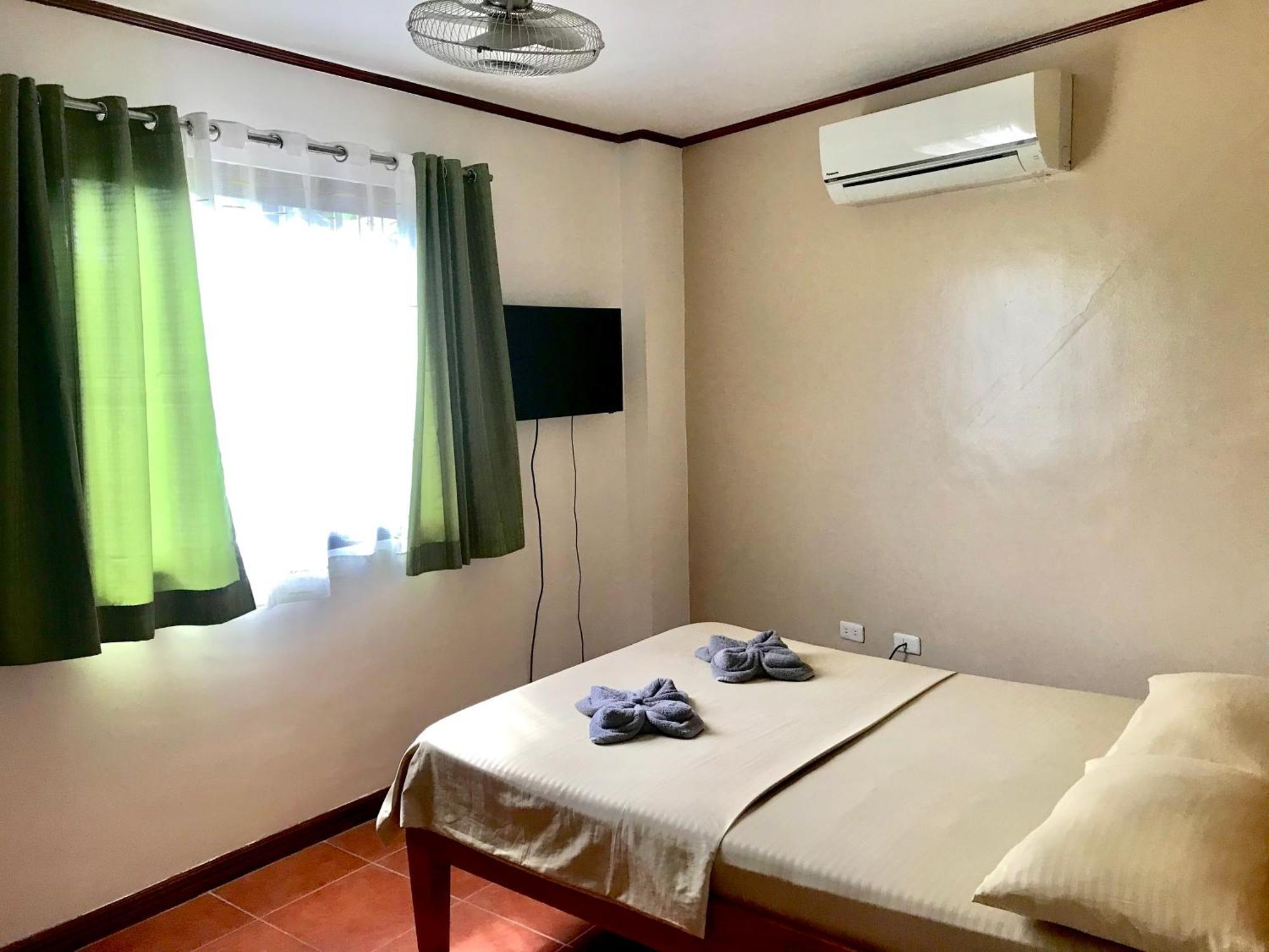 Badladz Staycation Condos Puerto Galera Buitenkant foto