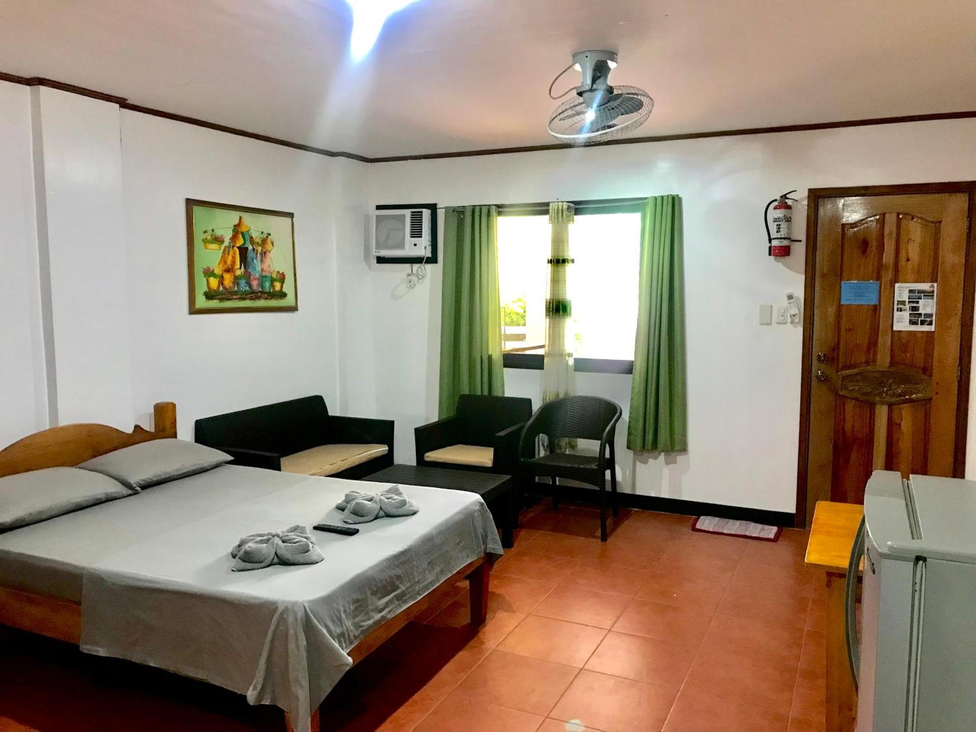 Badladz Staycation Condos Puerto Galera Buitenkant foto