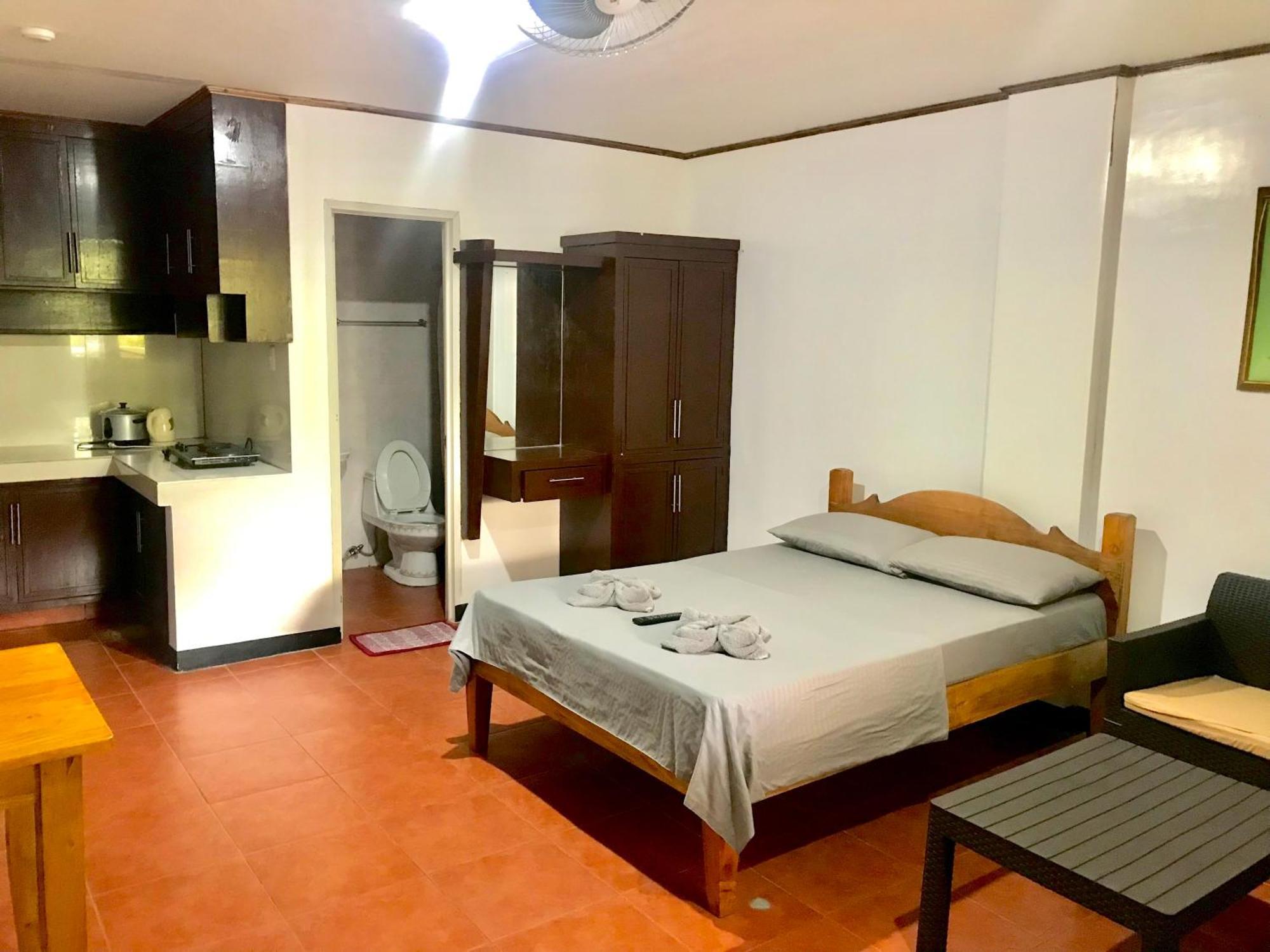 Badladz Staycation Condos Puerto Galera Buitenkant foto
