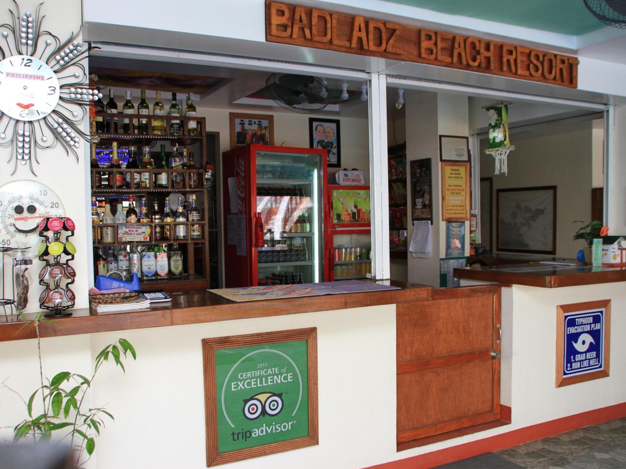 Badladz Staycation Condos Puerto Galera Buitenkant foto