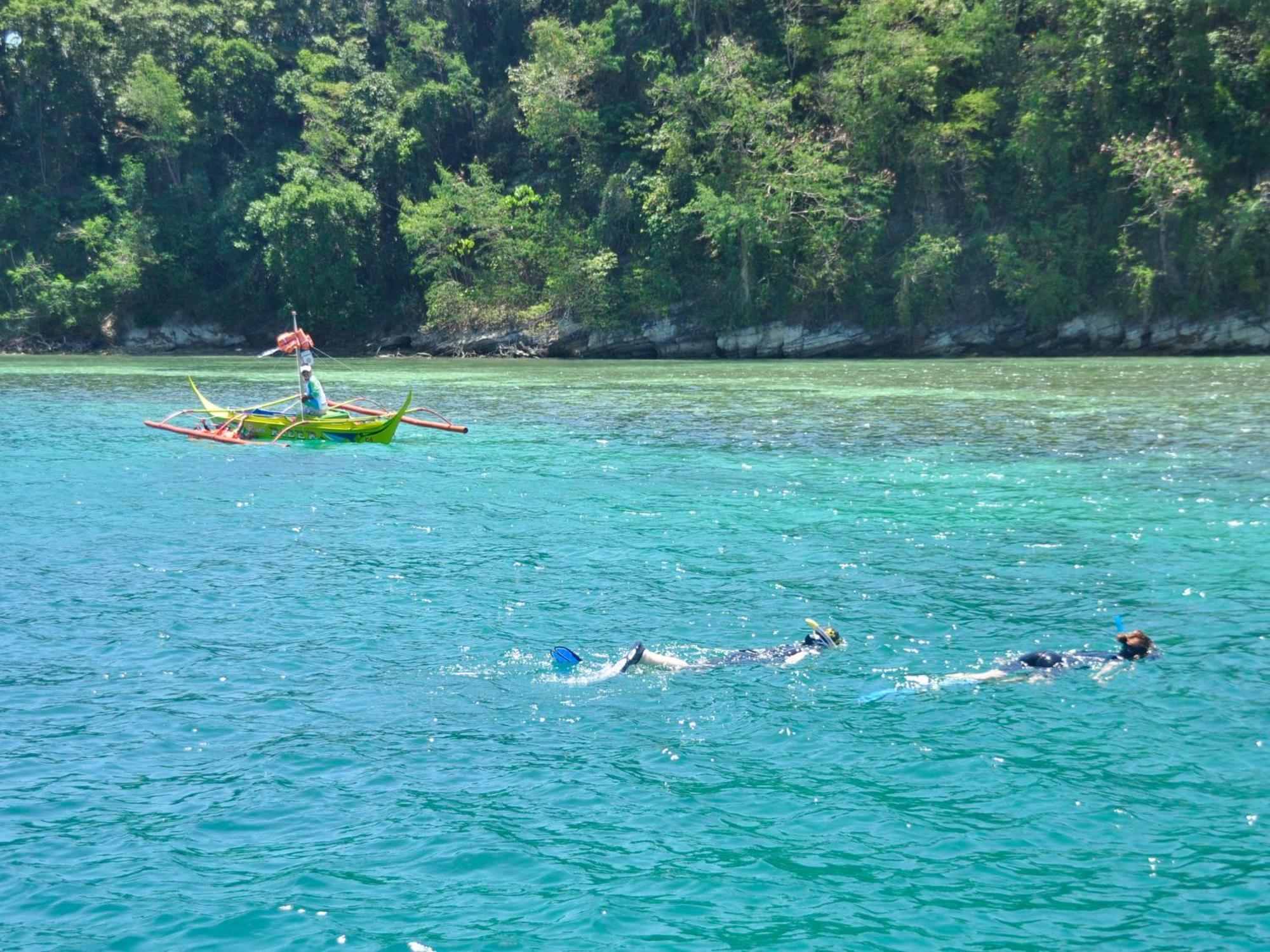 Badladz Staycation Condos Puerto Galera Buitenkant foto